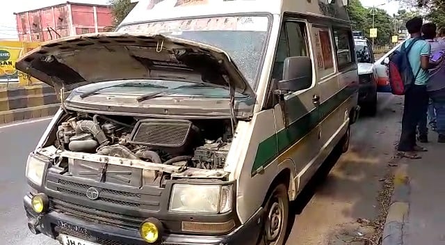 BREAKING NEWS: एंबुलेंस में लगी आग, दिव्यांग बच्ची सहित सात लोग बाल बाल बचे