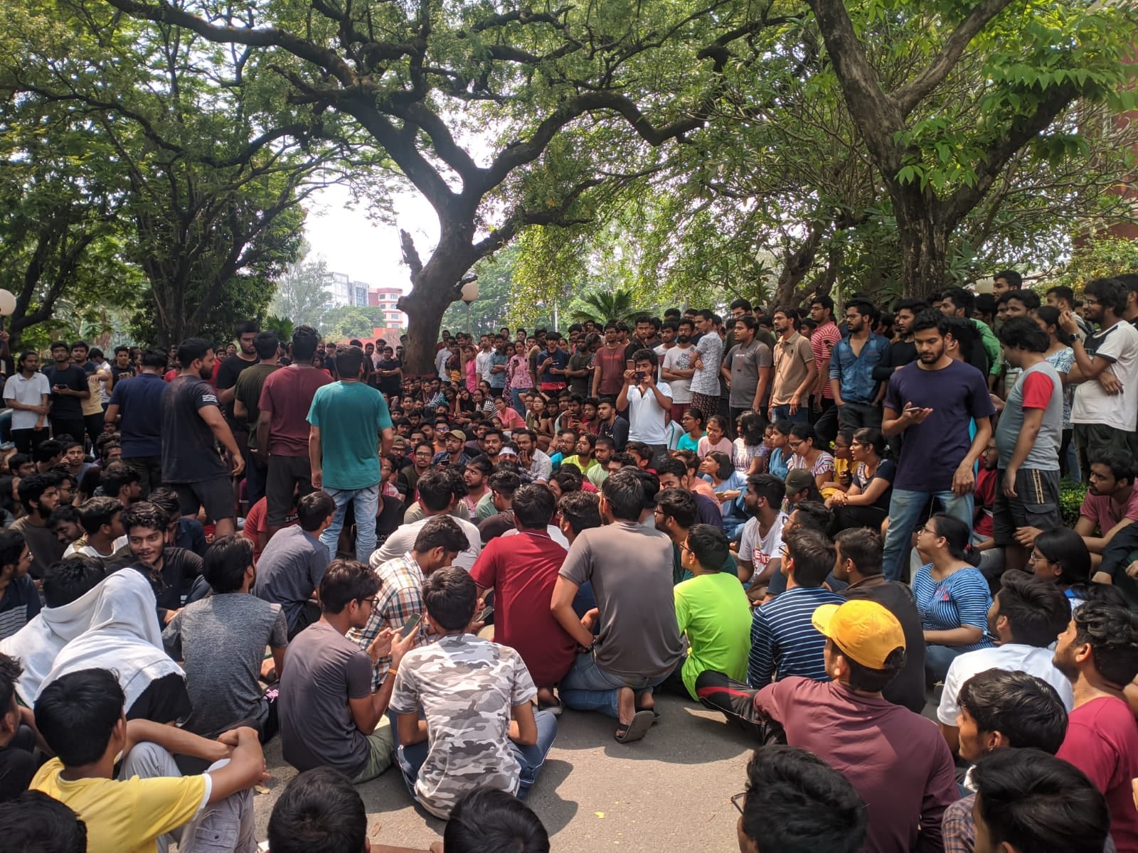 IIT (ISM ) प्रबंधन हुआ सख्त, हॉस्टल खाली  करने का दिया आदेश