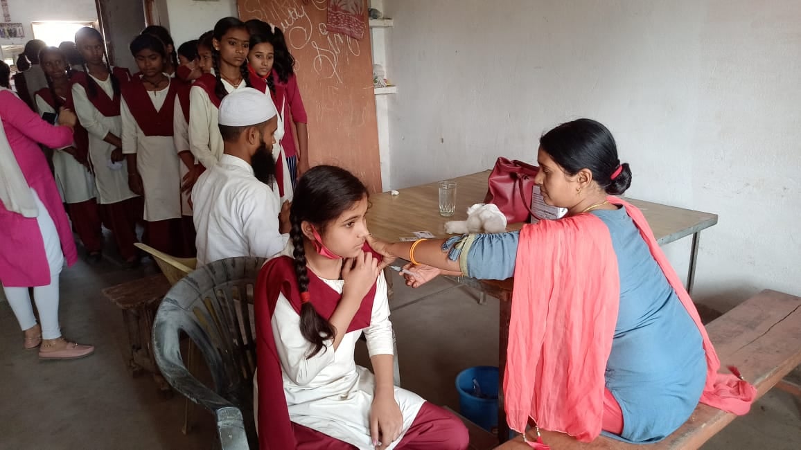 अच्छी खबर : मध्य विद्यालयों में हुआ कोरोना वैक्सीनेसन कैंप का आयोजन, 430 स्कूली छात्र-छात्राओं को लगा टीका