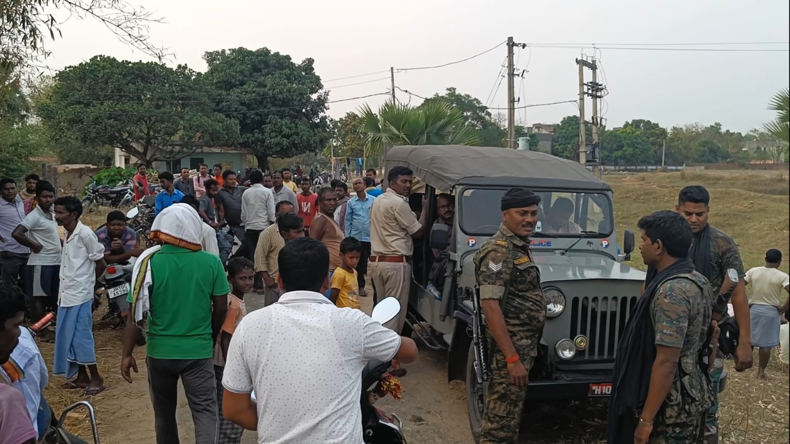 मिट्टी के मलबे में दो बच्चों को बचाने  में एक युवक की मौत, शव के साथ  प्रदर्शन कर रहे ग्रामीण