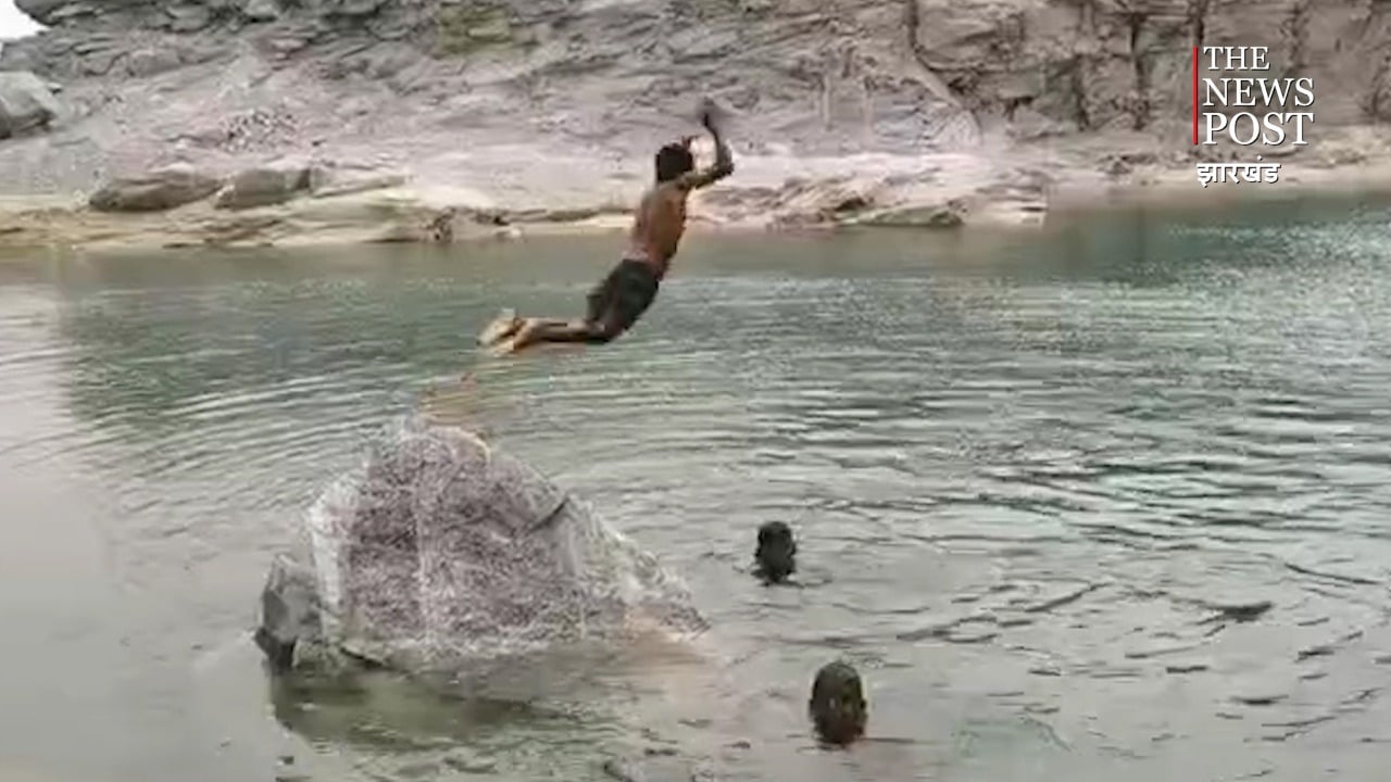 बंद खदान में मौत की छलांग लगा रहे बच्चे, प्रशासन मौन