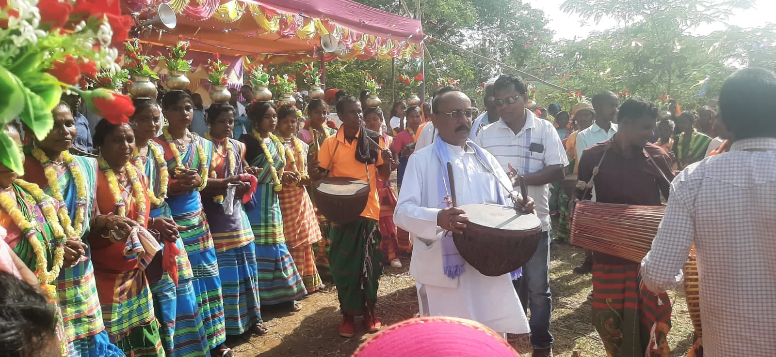 मरांगबुरू और प्रकृति की पूजा के साथ आदिवासी समाज ने मनाया सरहुल का पर्व