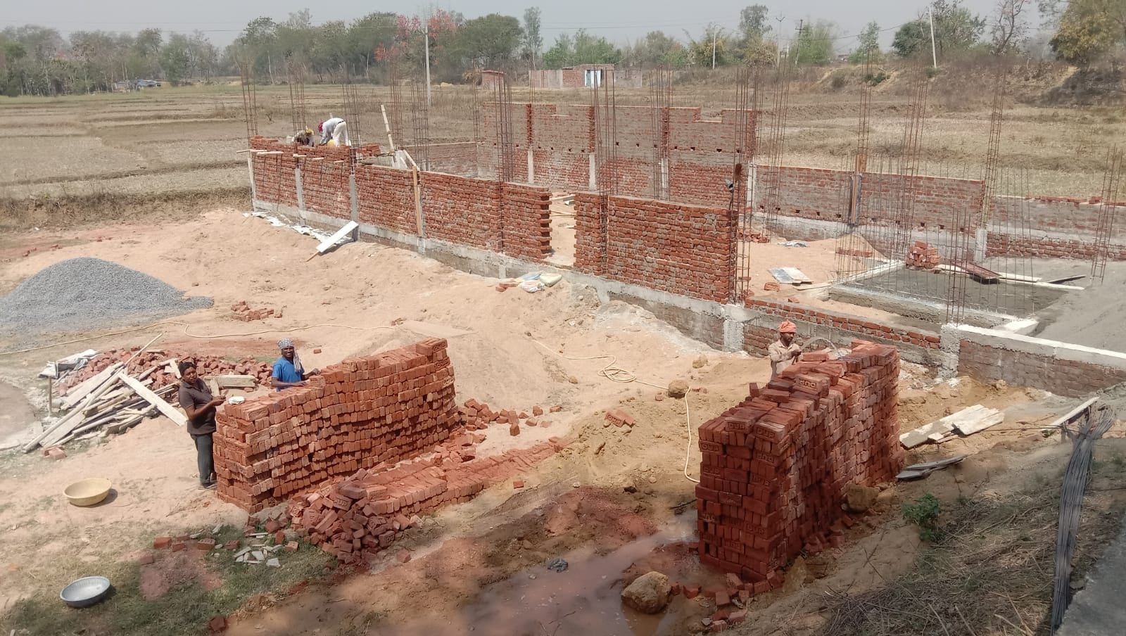 सरकारी जमीन अवैध निर्माण जारी, सीओ और थाना प्रभारी नहीं कर रहे कार्रवाई