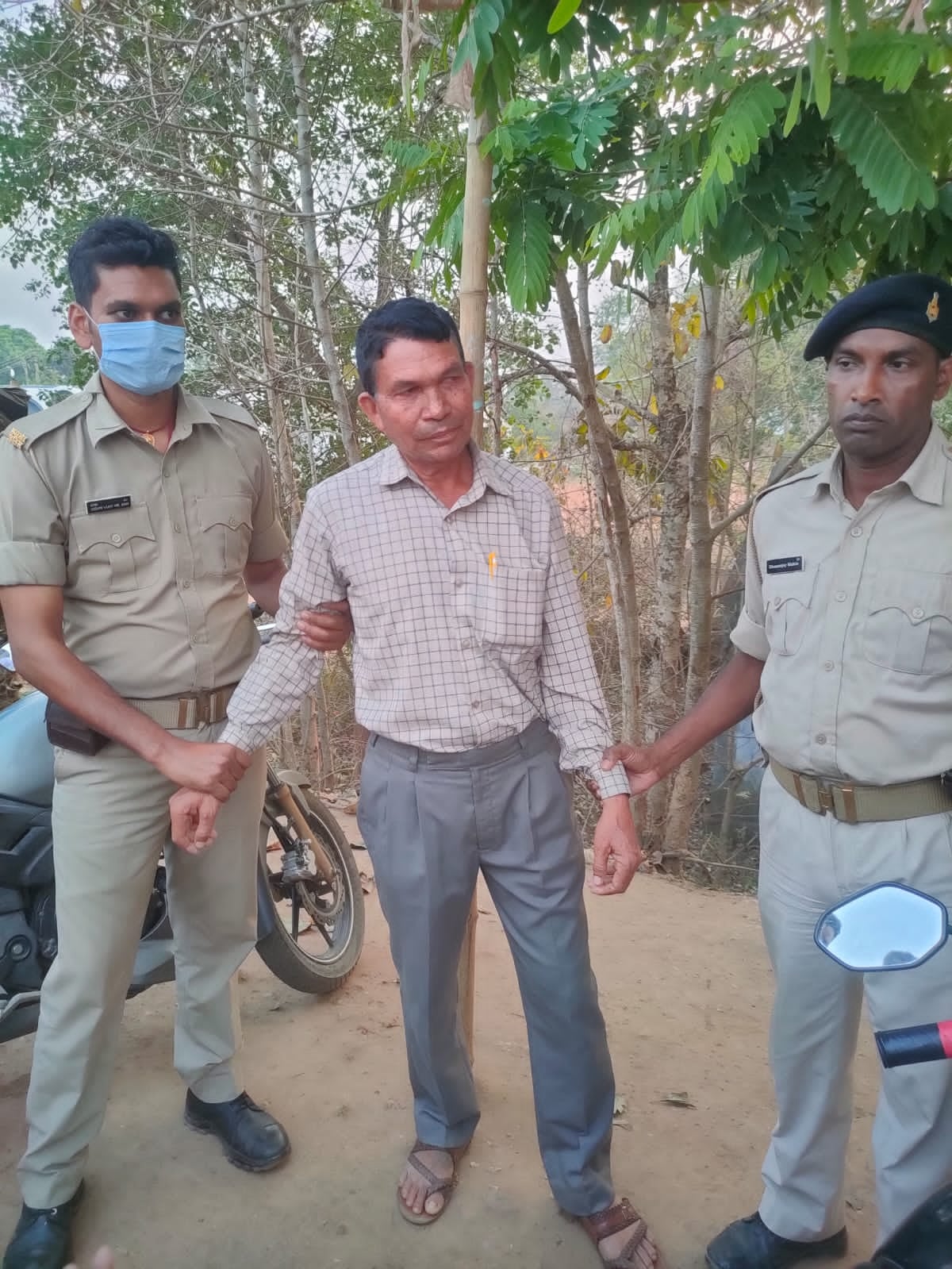 अभिकर्ता से रिश्वत लेते पंचायत सेवक गिरफ्तार, फाइनल बिल बनाने के लिए ले रहा था रिश्वत