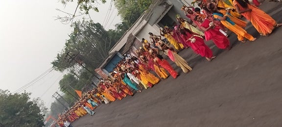 सड़कों पर गूंजे भजन, मंगलगीत, सिर पर कलश लेकर लाल-पीली साड़ी में नजर आईं महिलाएं