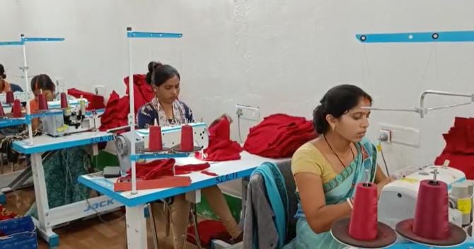 कभी शराब बेचती थीं ये महिलाएं, अब स्वेटर बना कर बुन रही आत्मनिर्भरता का आसमां