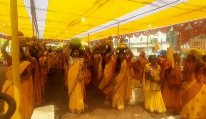 सोनारी में शुरू हुआ तीन दिवसीय गायत्री महायज्ञ, भजन के बीच झूमते दिखें भक्त