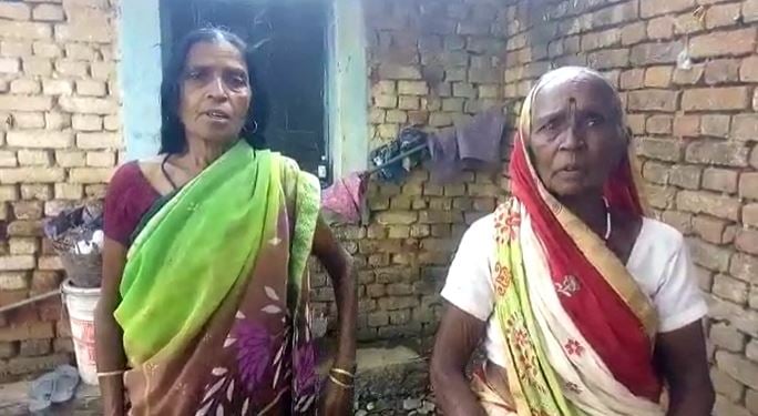 मकान इतना जर्जर कि औरों के घर रात गुजारने को विवश हैं अबला वृद्धा, आवास के लिए गुहार