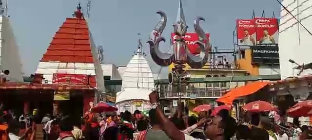 भक्ति में शक्ति, बाबा बैद्यनाथ को 151 किलो का स्टील त्रिशूल किया गया अर्पित