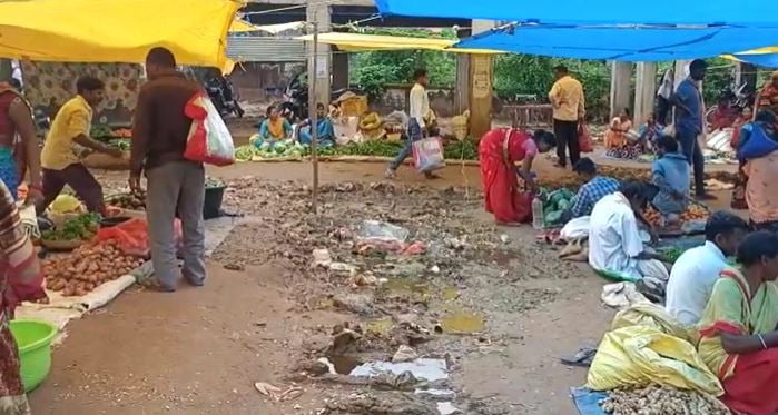 गुमला की प्रतिष्ठा पर बट्टा है यह बाजार, यहां से गुजरना भी मुहाल