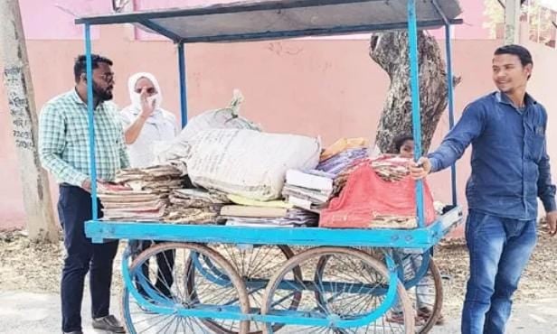 ये क्या ! पलामू में ठेले पर ढोए जा रहे है सरकारी कार्यालय के दस्तावेज