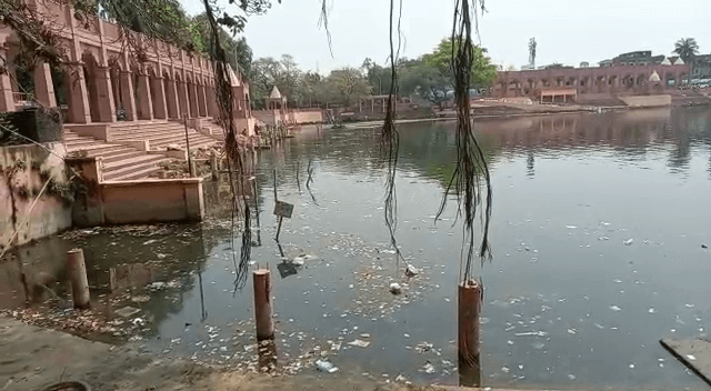 करोड़ों का वाटर ट्रीटमेंट प्लांट फेल  होने से शिवगंगा प्रदूषित ,  डूबकी लगाने से कतरा रहे शिवभक्त और कावरियां