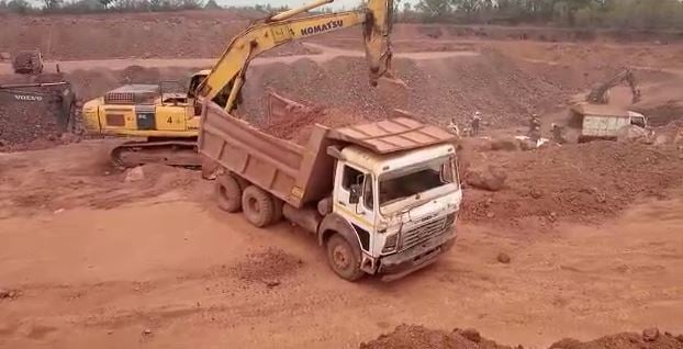 बिना सरकारी टैक्स जमा किए खनन कर रही हिंडालको की दर्जनों मशीनें