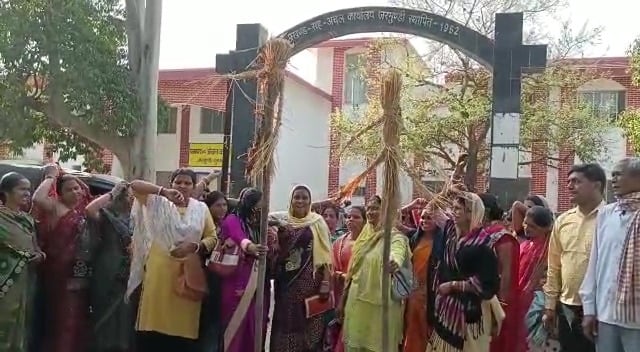 सेवा समाप्ति के विरोध में पोषण सखियों ने एनएच किया जाम, कृषि मंत्री के खिलाफ जतायी नाराजगी