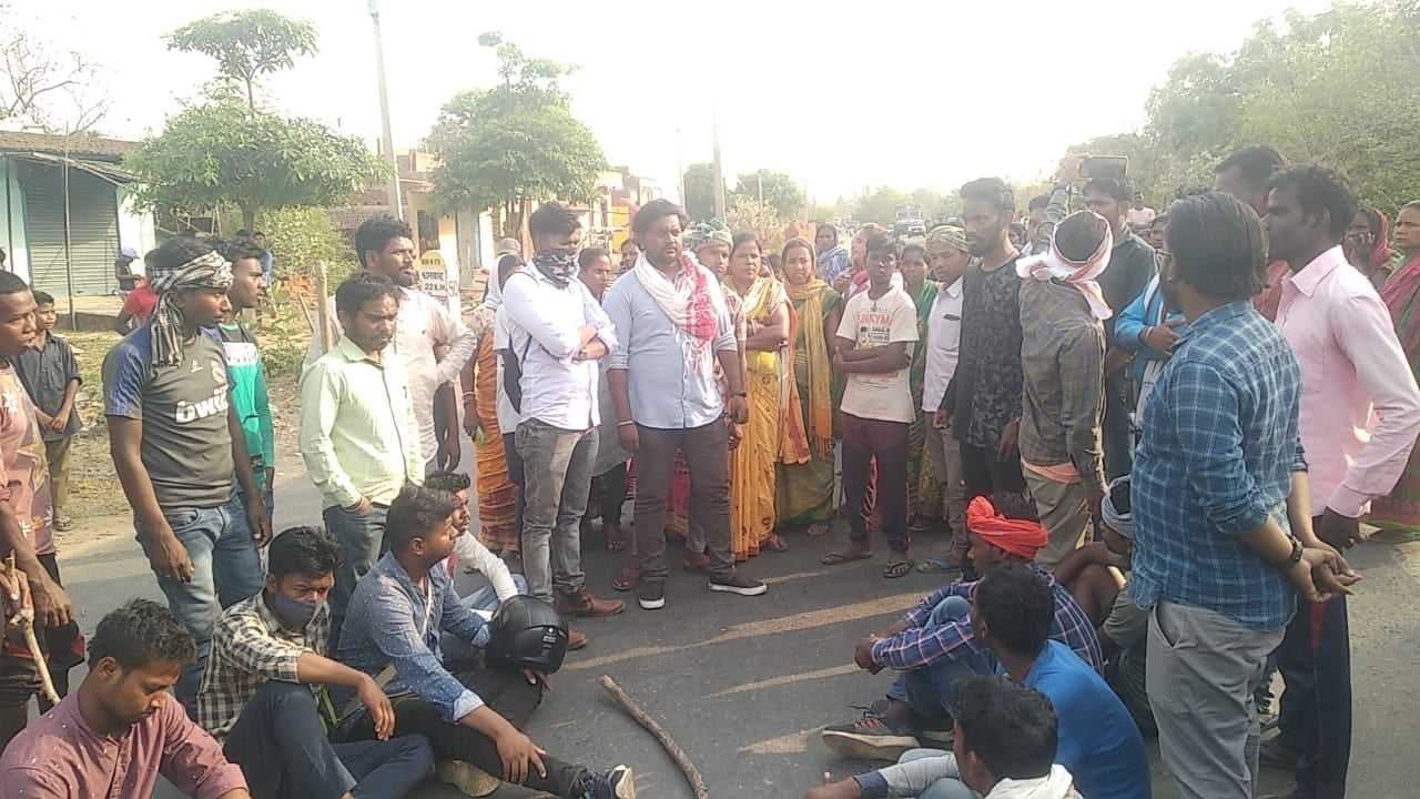 आदिवासी युवती हत्या मामला :  आक्रोशित ग्रामीणों ने किया गोविंदपुर -साहिबगंज मार्ग जाम