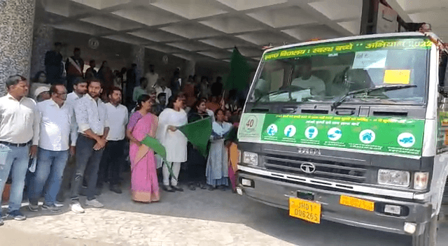 स्वच्छ विद्यालय-स्वच्छ बच्चे अभियान के तहत स्वच्छता रथ को उपायुक्त ने दिखाई हरी झंडी