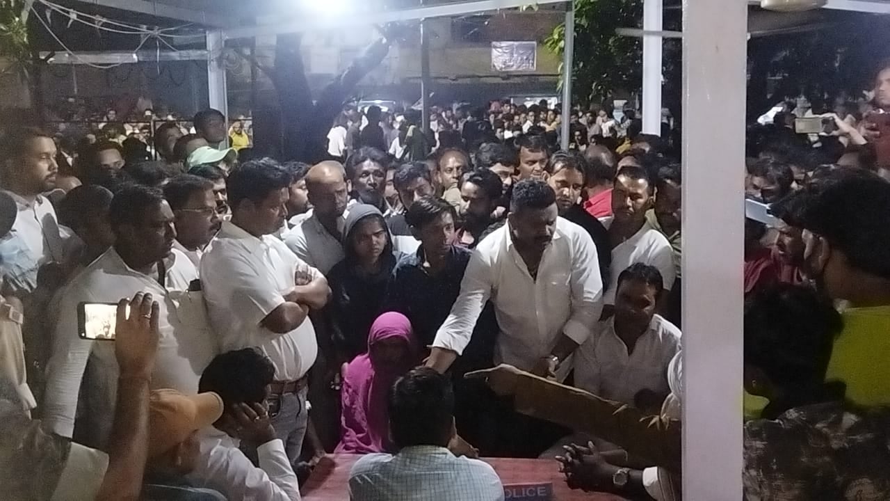 अपडेट: जोड़ापोखर में पोस्टमार्टम के बाद छात्रा का शव पहुंचने पर लोगों का गुस्सा फूटा,सड़क जाम कर रहे लोगों पर पुलिस ने लाठियां चटकाई,थाना प्रभारी भी चोटिल