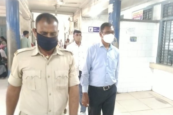 चेक की क्लोनिंग कर 18लाख 80हजार की अवैध निकासी, बैंक मैनेजर गिरफ्तार