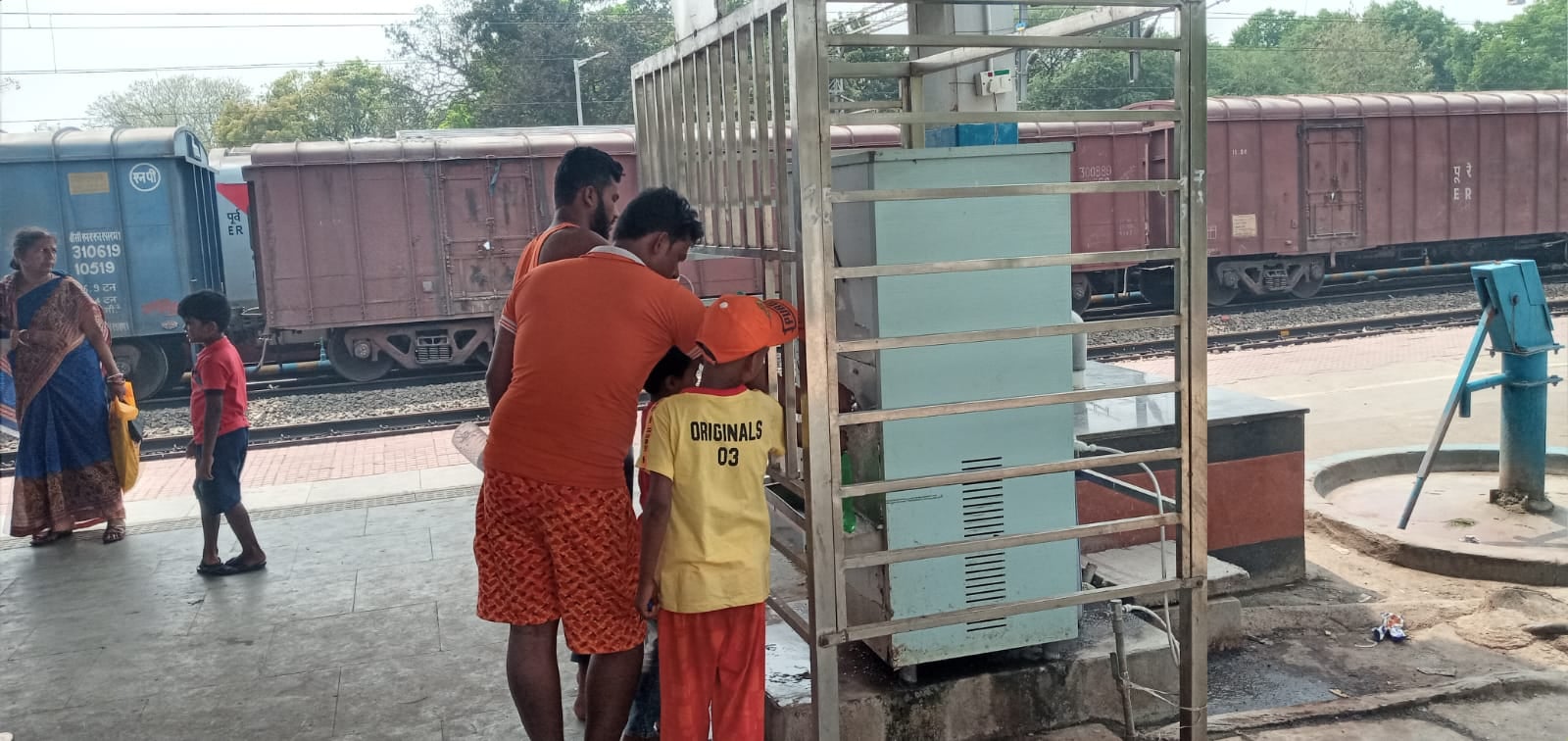 मॉडल रेलवे स्टेशन जसीडीह में वेडिंग मशीन और फ्रीजर खराब, 5 की जगह 15 रू0 प्रति ली0 बिक रहा पानी