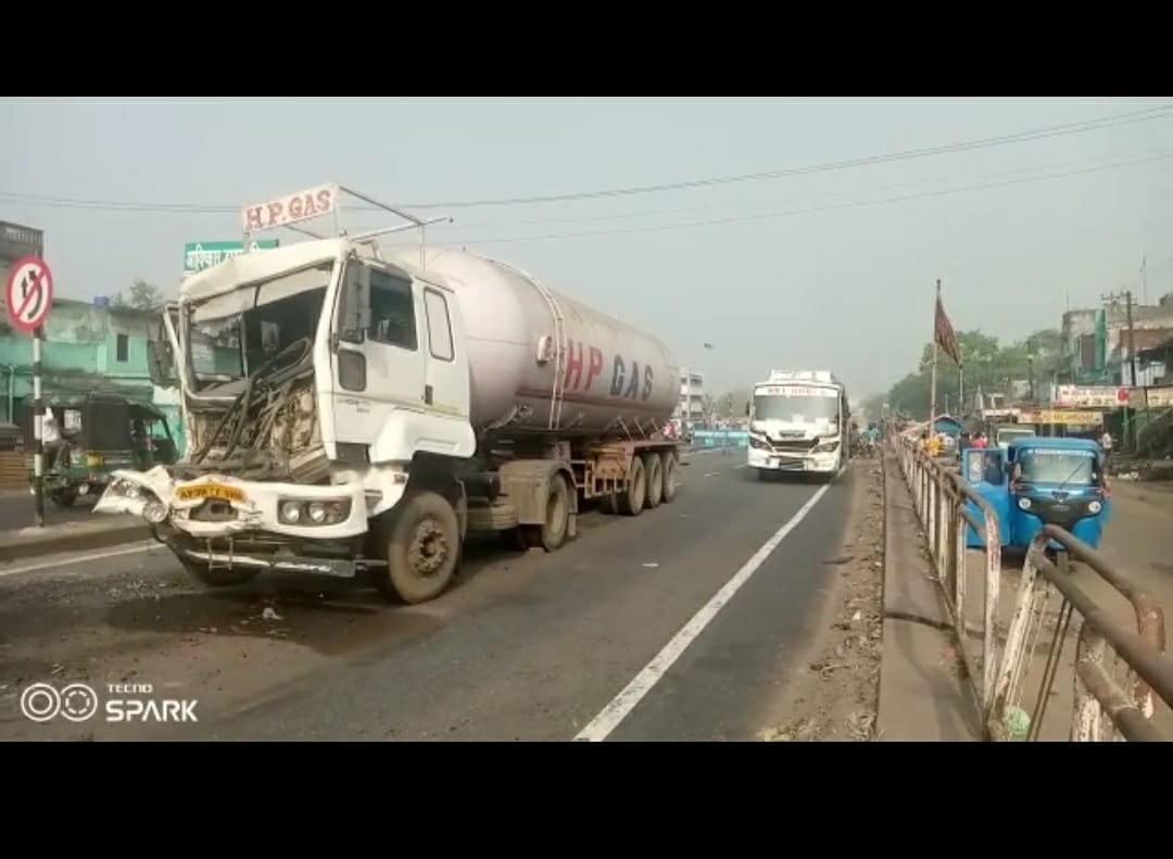 जीटी रोड में तीन दिनों से खड़ा है दुर्घटनाग्रस्त गैस टैंकर, पुलिस-प्रशासन का नहीं है ध्यान