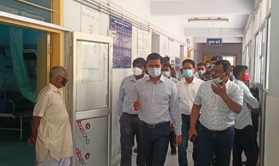 गुमला सदर अस्पताल की लचर व्यवस्था से रु-ब-रू हुए डीसी, जल्द बेहतर सुविधा देने का दिया भरोसा