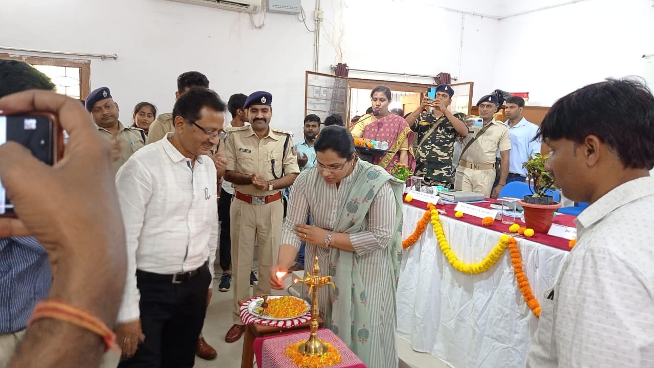 कॉलेज में 'पुलिस की पाठशाला: अंजान बेवसाइट और लिंक ना खोलने की दी गई सलाह