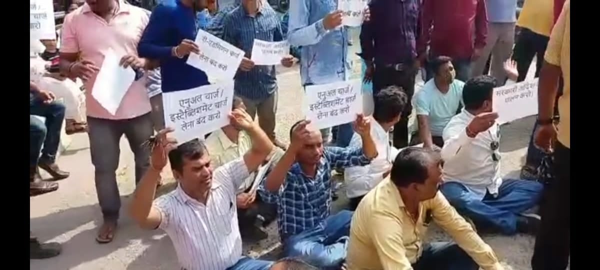 सरकारी आदेश को नहीं मान रहे कोयलांचल के निजी स्कूल संचालक, अभिभावकों का प्रदर्शन