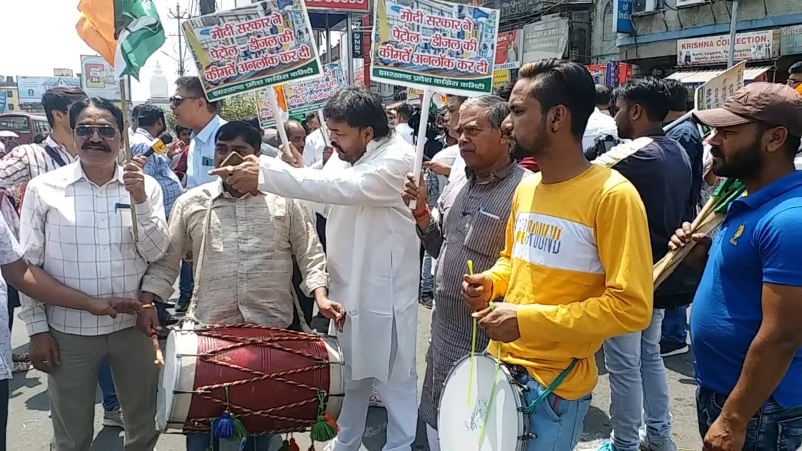 थाली- ताली और ढोल बजा कर महंगाई के खिलाफ कांग्रेस का जोरदार प्रदर्शन