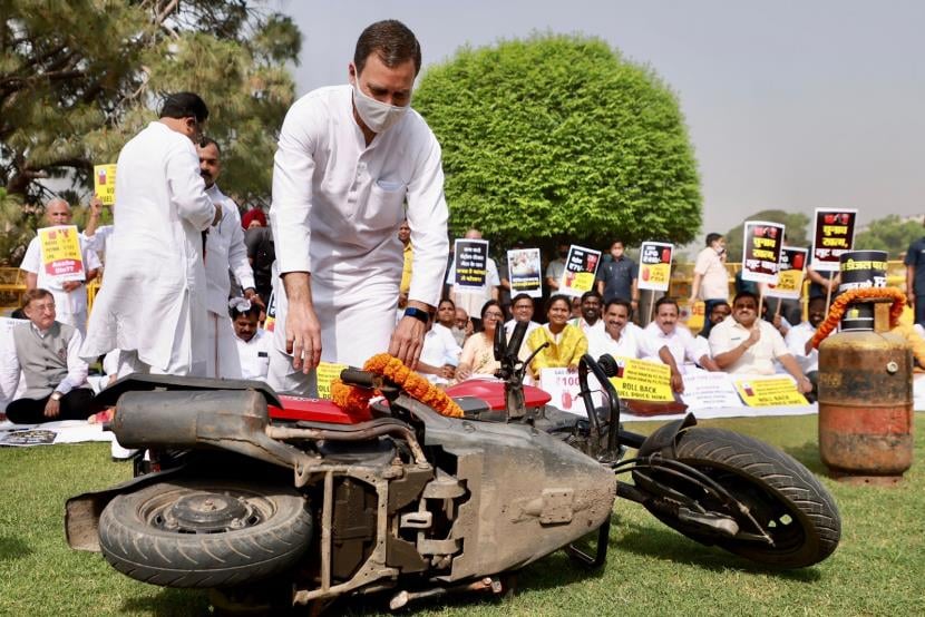 पेट्रोलियम पदार्थों की कीमतों में बृद्धि के विरोध में कांग्रेस का तीन चरणों में महंगाई मुक्त अभियान आज से शुरू