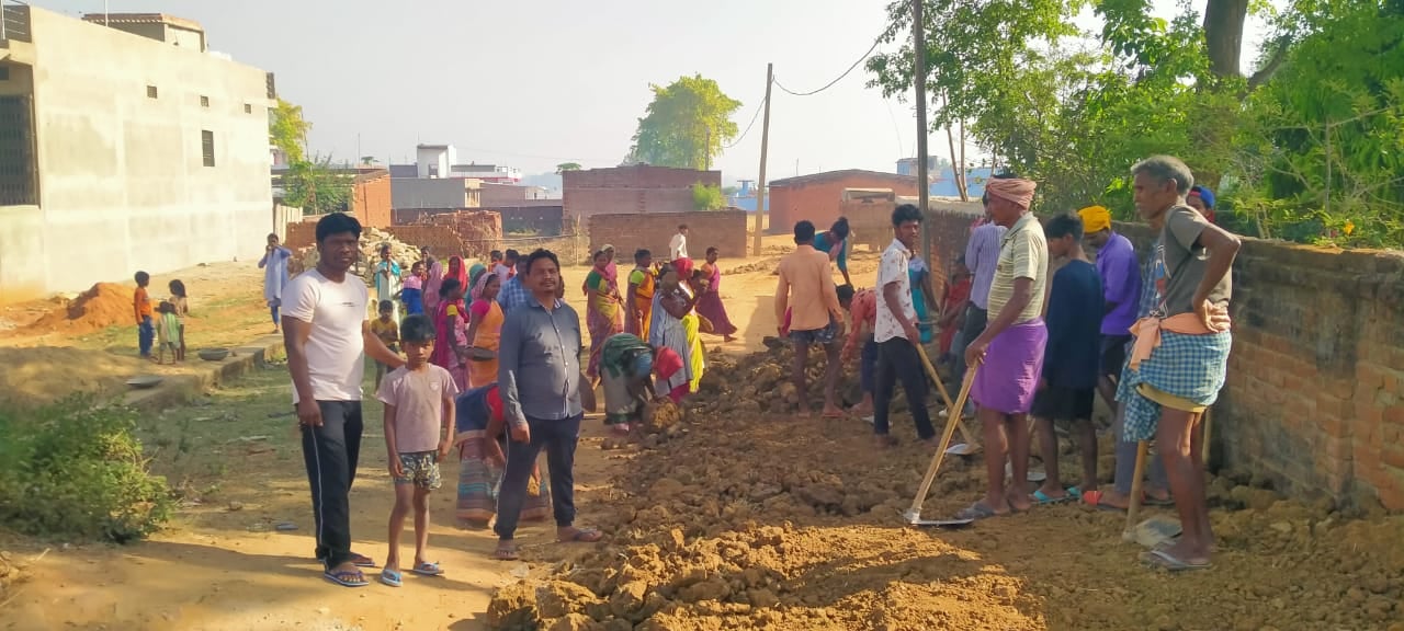 सरकार, प्रशासन और जनप्रतिनिधियों की उपेक्षा से आजीज हो कर ग्रामीणों ने श्रमदान कर बनायी सड़क