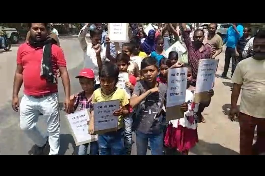 झमाडा प्रबंधन के रवैए से नाराज कर्मियों ने बाल-बच्चों के साथ सड़क पर उतरे, डीसी को सौंपे ज्ञापन