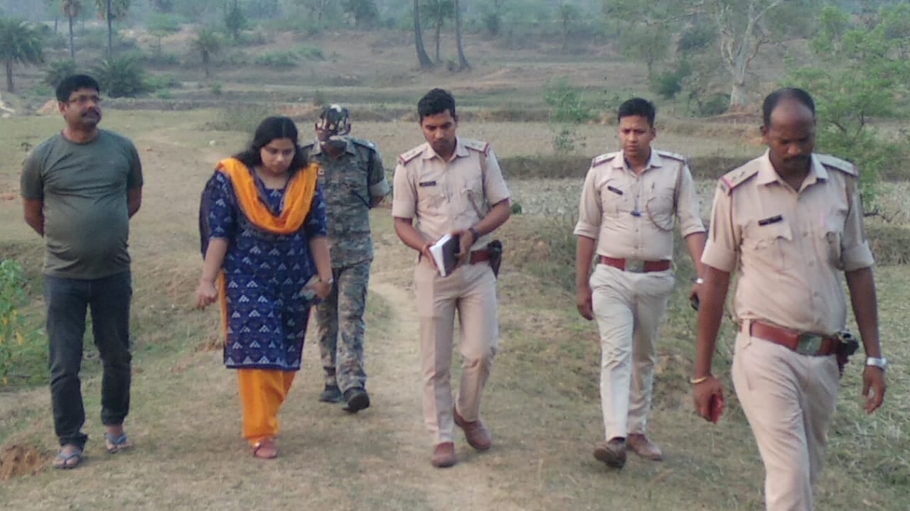 आदिवासी युवती हत्याकांड :  ग्रामीण एसपी पहुंची घटनास्थल,  पुलिस अधिकारियों के साथ की जांच