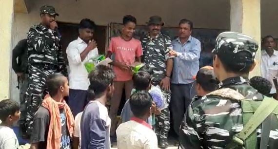 सीआरपीएफ के सिविक एक्शन प्रोग्राम में ग्रामीणों के बीच रोजमर्रा के सामान किया गया वितरण