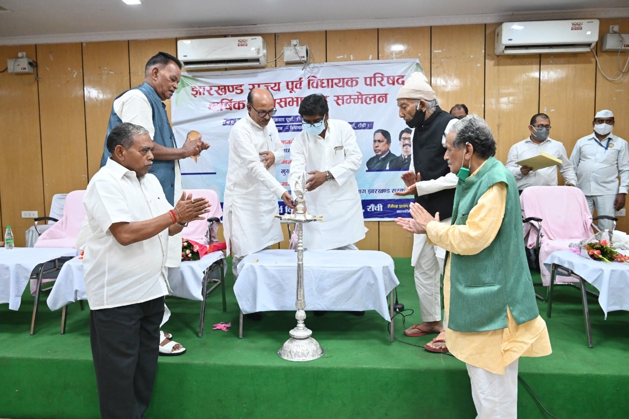 पूर्व विधायक परिषद के वार्षिक सम्मेलन में  हुए शामिल मुख्यमंत्री और  विधानसभा अध्यक्ष