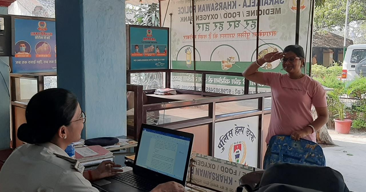 आदित्यपुर पुलिस का कमाल, कुछ घंटों में ही महिला का रूपयों से भरा बैग खोज निकाला, महिला ने  किया पुलिस अधिकारियों को सैल्यूट