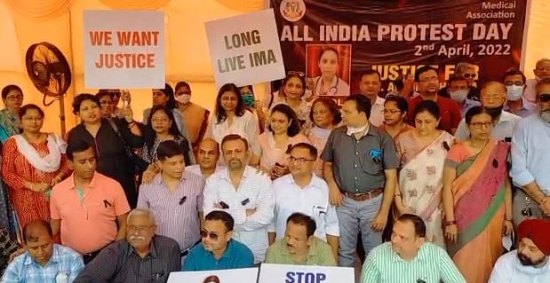 राजस्थान में डॉक्टर ने की आत्महत्या,  झारखंड में डॉक्टरों का बवाल, ओपीडी ठप