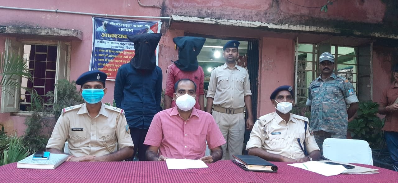 कार से बेगुसराय ले जा रहे थे नकली शराब, बरवाअड्डा में  पुलिस ने किया जब्त, दो गिरफ्तार,