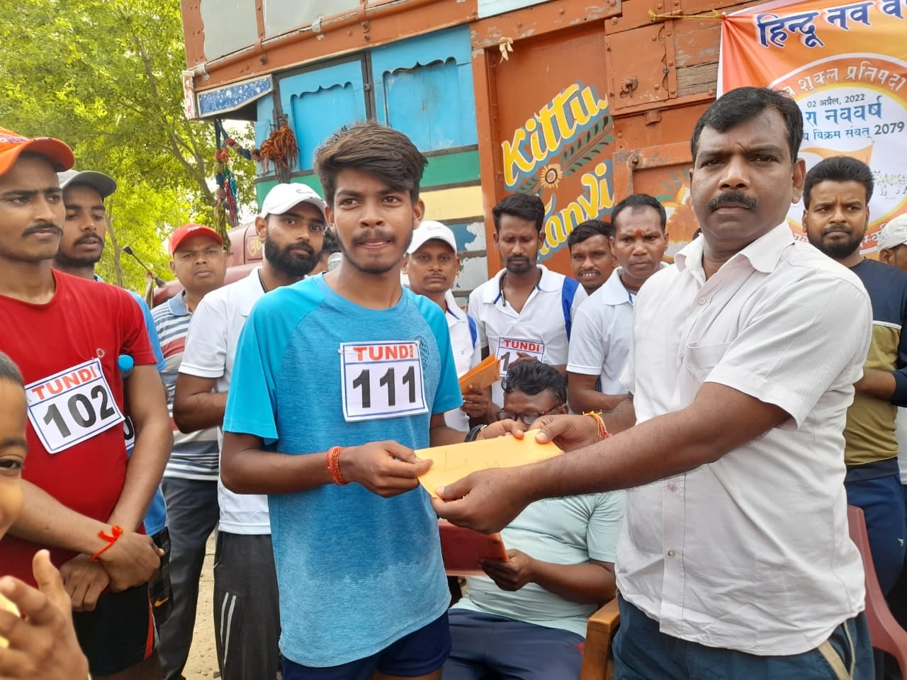 हिंदू नव वर्ष के मौके पर 5 किमी तक बच्चों ने लगायी दौड़, किए गए सम्मानित