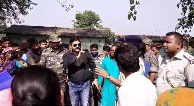 बच्चों के शव सड़क पर रख कर ग्रामीणों ने 4 घंटे तक मुख्य मार्ग किया जाम, आश्वासन के बाद हटा जाम