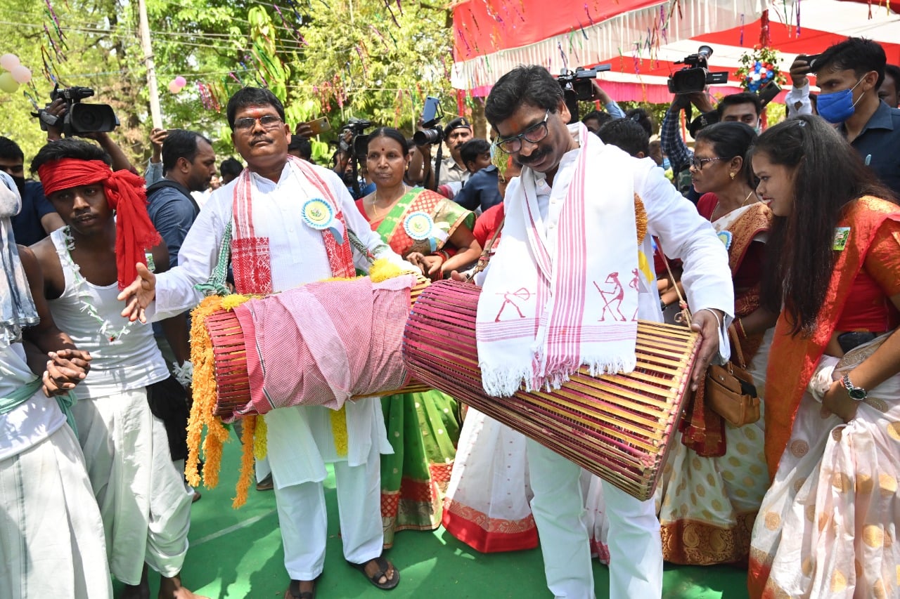 आदिवासी छात्रावास में आयोजित सरहुल पर्व में शामिल हुए सीएम, बोले - द्वेष और घृणा से कोसों दूर है आदिवासी