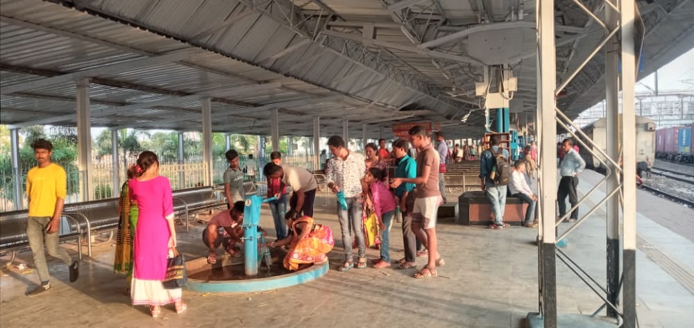 स्टेशन परिषर में मिला 55 वर्षीय वृद्ध का शव, पहचान में जुटी पुलिस