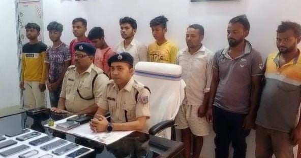 बैंक फ्रॉड करने वाले 9 साइबर अपराधी गिरफ्तार, 12 मोबाइल और 17 सिम बरामद