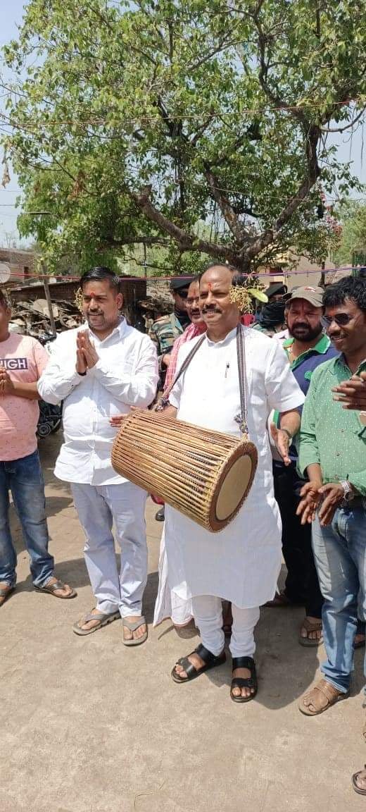 सरहुल पूजा में शामिल हुए पूर्व सीएम रघुवर दास, फूल और दूध चढ़ाकर की सरना देवता की पूजा