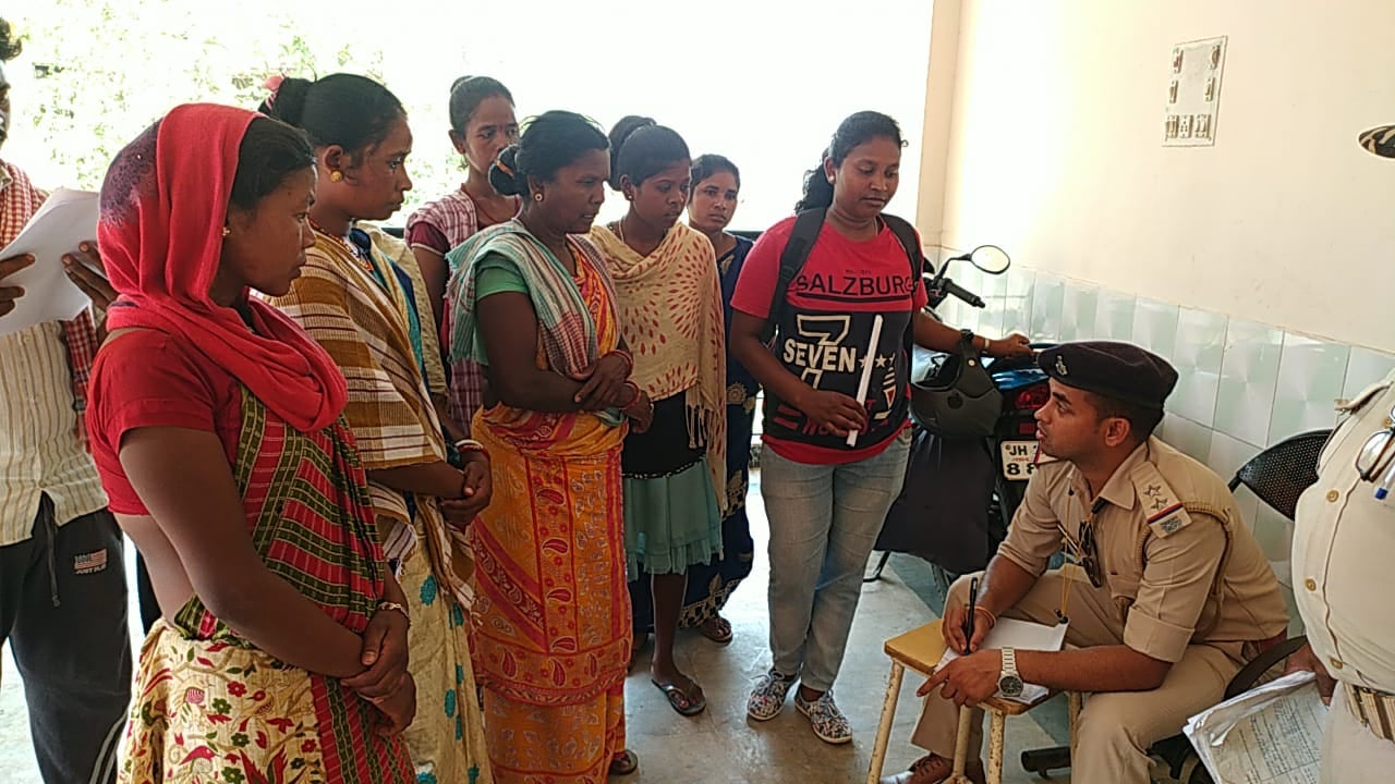 सड़क किनारे संदिग्ध परिस्थिति में मिला गर्भवती महिला का शव, पति पर हत्या का आरोप