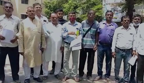 उपायुक्त से मिलकर बोले पीडीएस दुकानदार, जल्द राशन दिलाएं साहब !