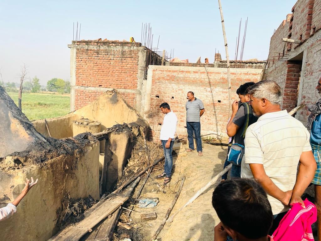 चूल्हे से लगी आग, देखते ही देखते 45000 रुपए नकद सहित खाक हो गया लाखों का सामान