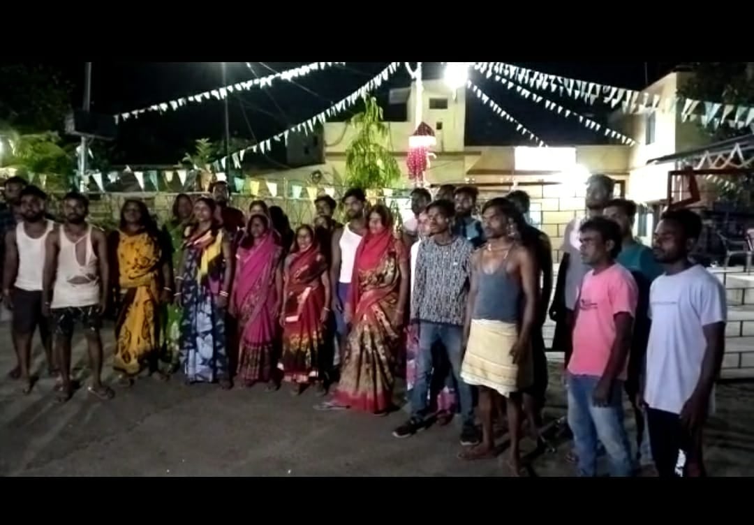 ग्रामीणों ने किया थाने का घेराव, पुलिस के खिलाफ की नारेबाजी