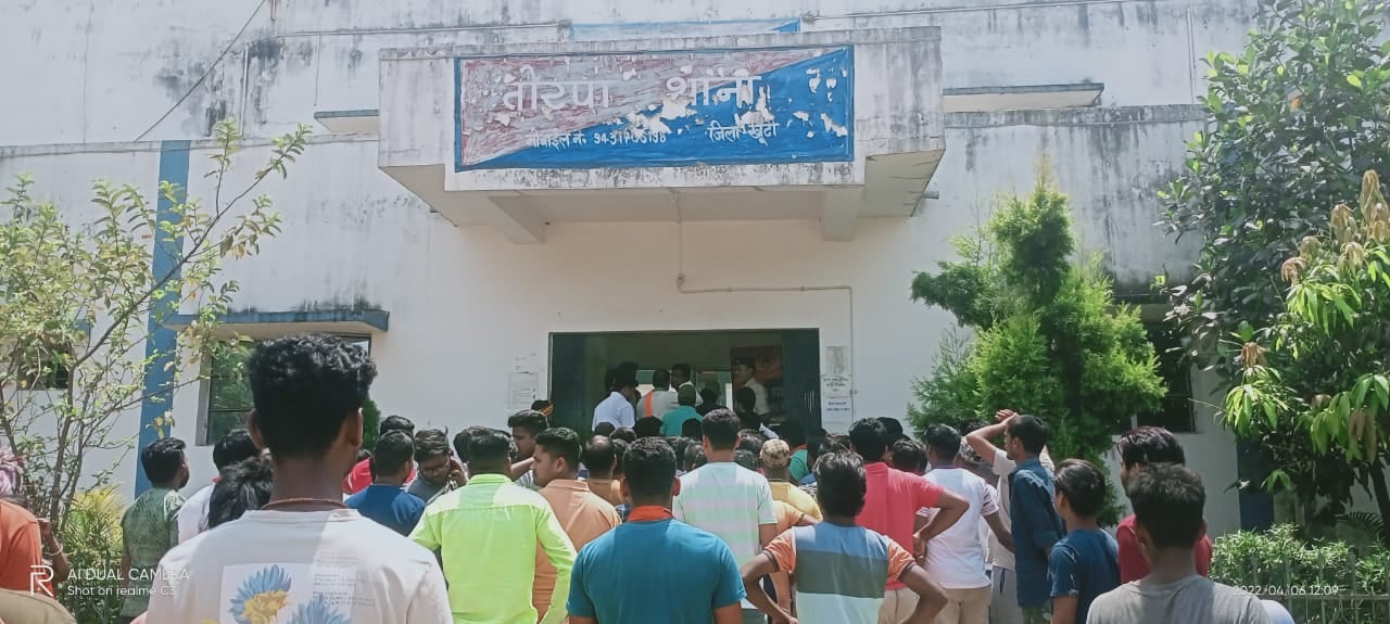 खूंटी झड़प मामला : दुकान बंद करा रहे दो युवक गिरफ्तार, विधायक बैठे धरने पर