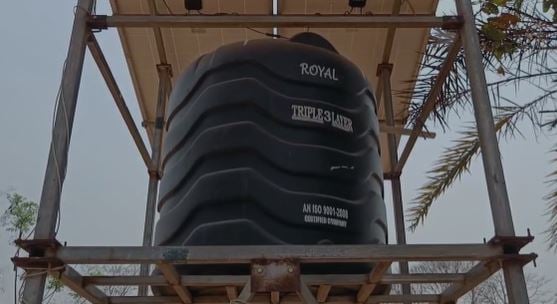 लाखों रुपए हो गए खर्च, पर इतनी तेज गर्मी में बाल्टी भर पानी के लिए तरस रहे लोग