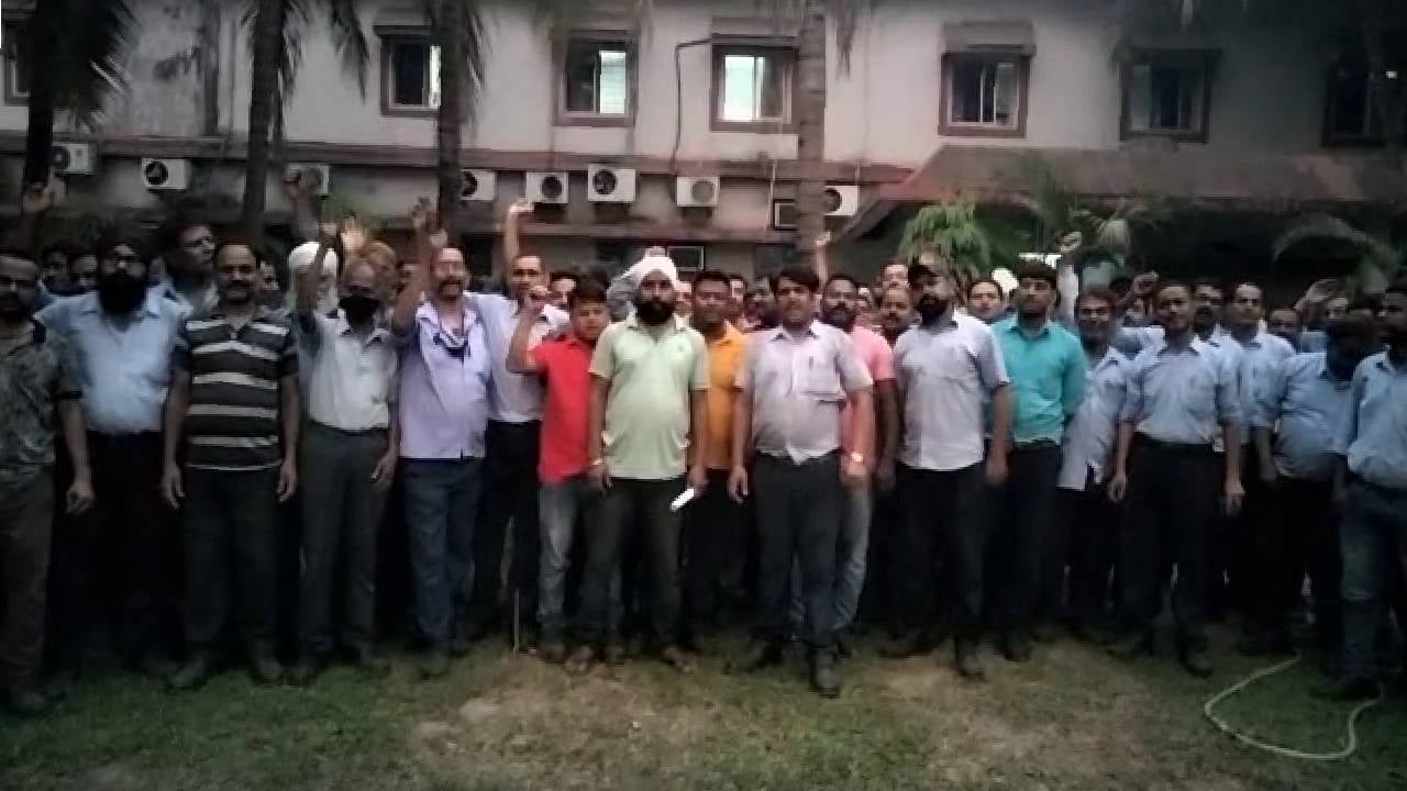 प्रबंधन से नाराज़ कर्मचारियों का धरना प्रदर्शन, बकाए वेतन की कर रहे मांग